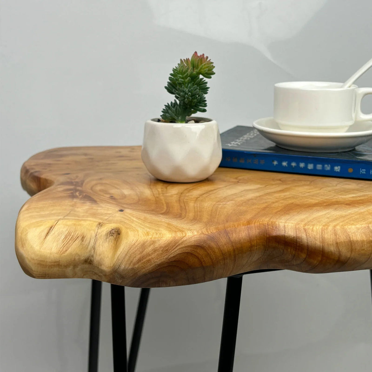 Petite Table Basse en Bois Brut - Design Organique Milo