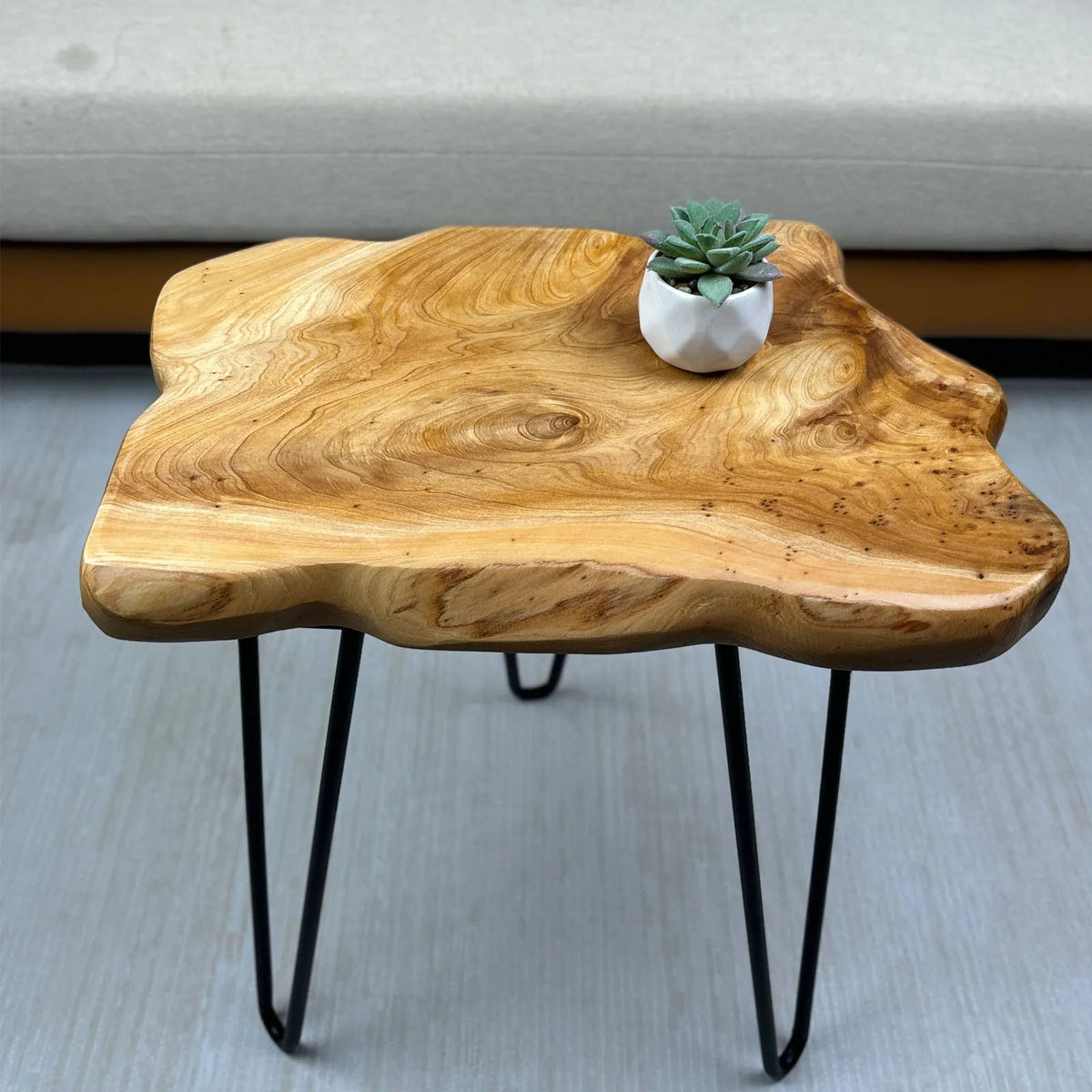 Petite Table Basse en Bois Brut - Design Organique Milo
